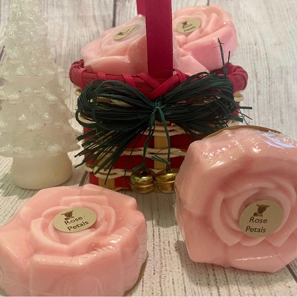 🆕 Carmelite Oaks Farm Rose Petals Goat Milk Soap - Picture 3 of 4